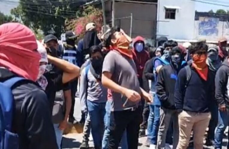 Normalistas protestan frente al Congreso de Guerrero y exigen renuncia de fiscal