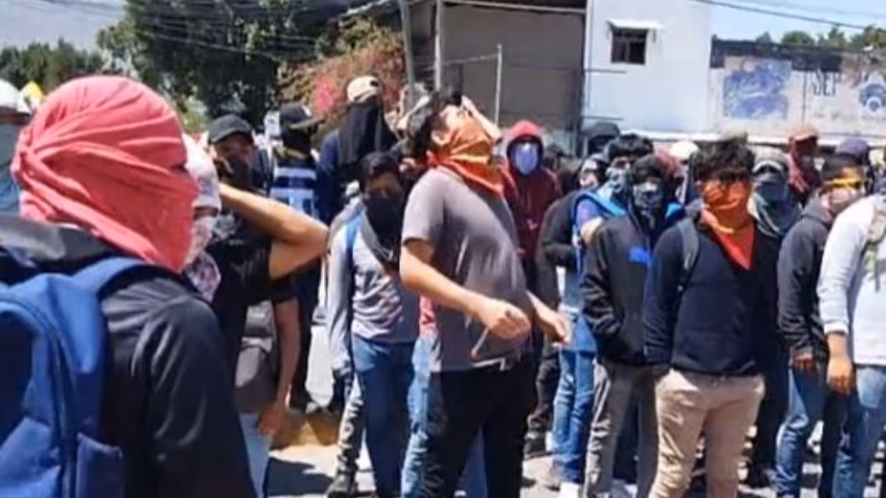 Normalistas protestan frente al Congreso de Guerrero y exigen renuncia de fiscal