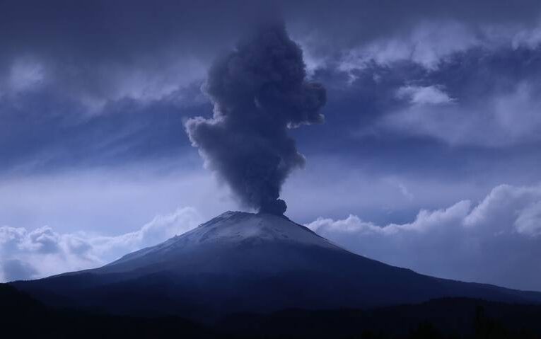 Popocatépetl registra más de 8 horas de tremor; ceniza afecta a Puebla