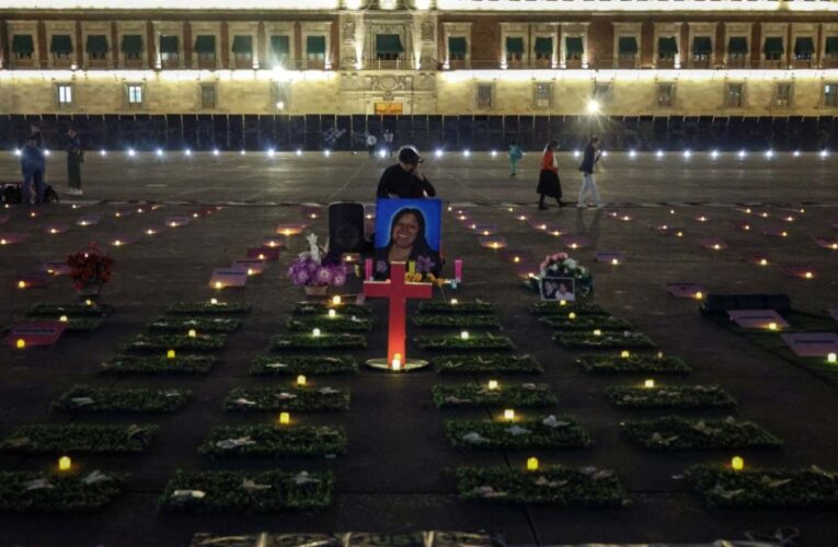 Colocan lápidas en el Zócalo para recordar a víctimas de feminicidio en México