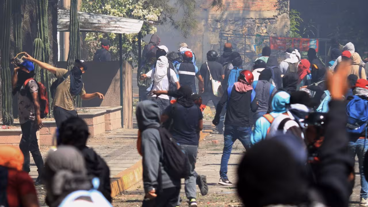 AMLO pide a normalistas de Ayotzinapa que “no abusen” en sus protestas