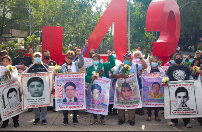 López Obrador insiste en reunión con padres de los 43 sin intermediarios; espera respuesta