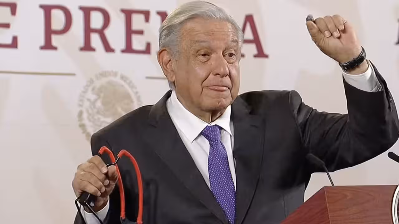 AMLO exhibe objetos usados por normalistas de Ayotzinapa en asalto a Palacio Nacional
