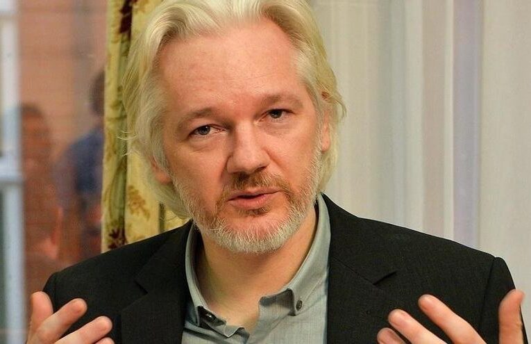 Julian Assange logra aplazar su extradición a EU; Justicia del Reino Unido pide garantías