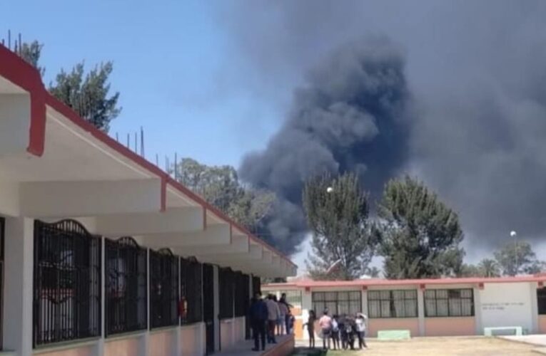 Bomberos atienden fuerte incendio en predio de Teoloyucan