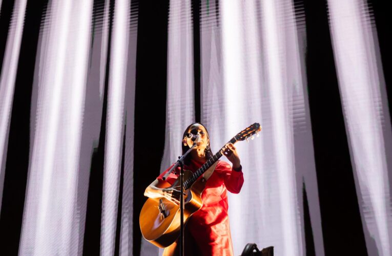 Canta Julieta Venegas gratis a 80 mil personas en el Zócalo CDMX