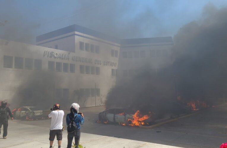 Normalistas lanzan petardos a Fiscalía de Guerrero e incendian vehículos