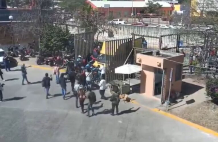 Normalistas irrumpen en el Palacio de Gobierno de Chilpancingo