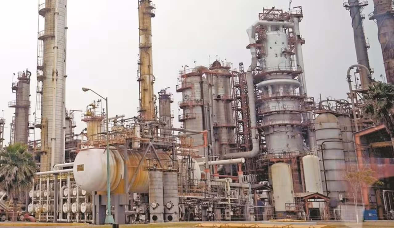 AMLO pide a Pemex informar sobre emisiones en Cadereyta para responder a Xóchitl Gálvez