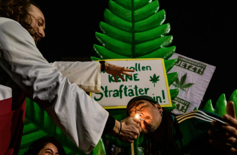 Entre polémicas, legalizan consumo de marihuana en Alemania