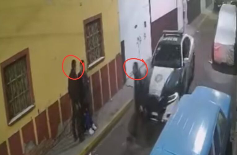 Captan en video a dos policías mientras golpean a una pareja en Iztacalco