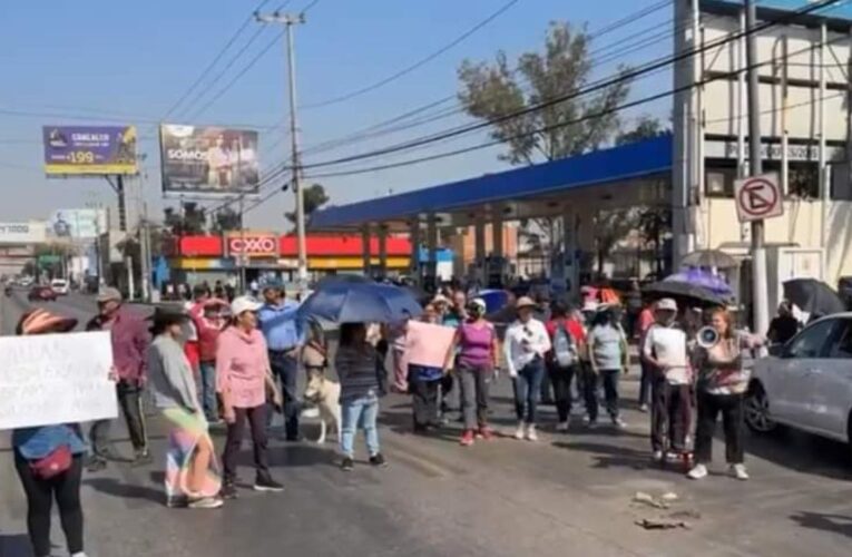 Vecinos de Ecatepec bloquean la López Portillo por falta de agua