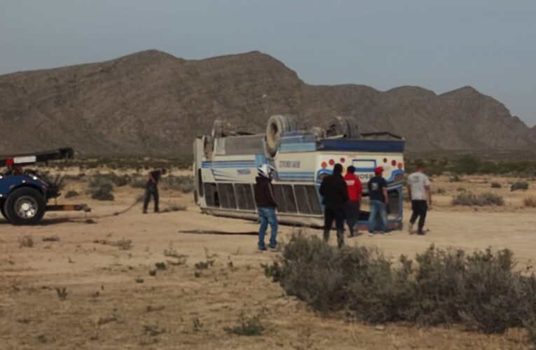 Autobús de trabajadores sufre volcadura en carretera de Coahuila; al menos 20 heridos