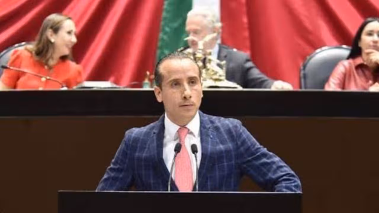 Candidato a alcaldía de Puebla es amenazado durante mitin en Totimehuacan