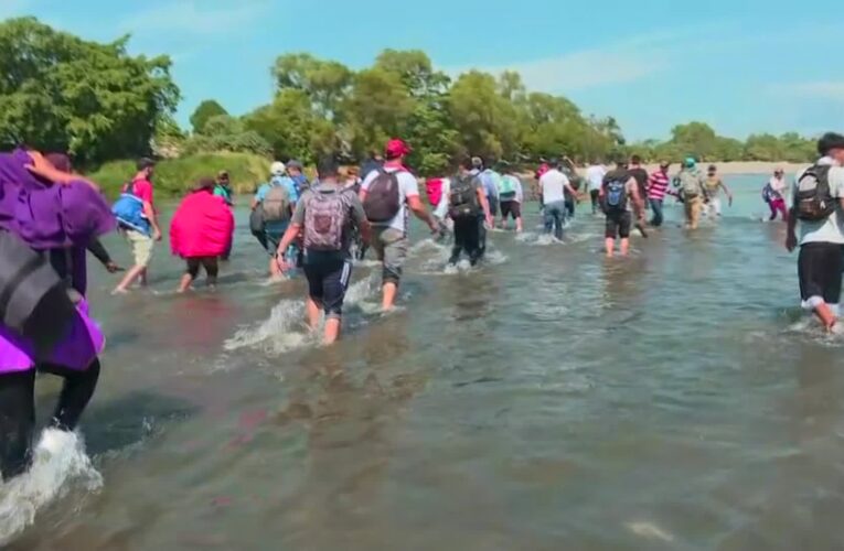 Migrantes aprovechan bajo nivel del Río Suchiate para cruzar hacia México; además, no hay vigilancia de autoridades, dicen