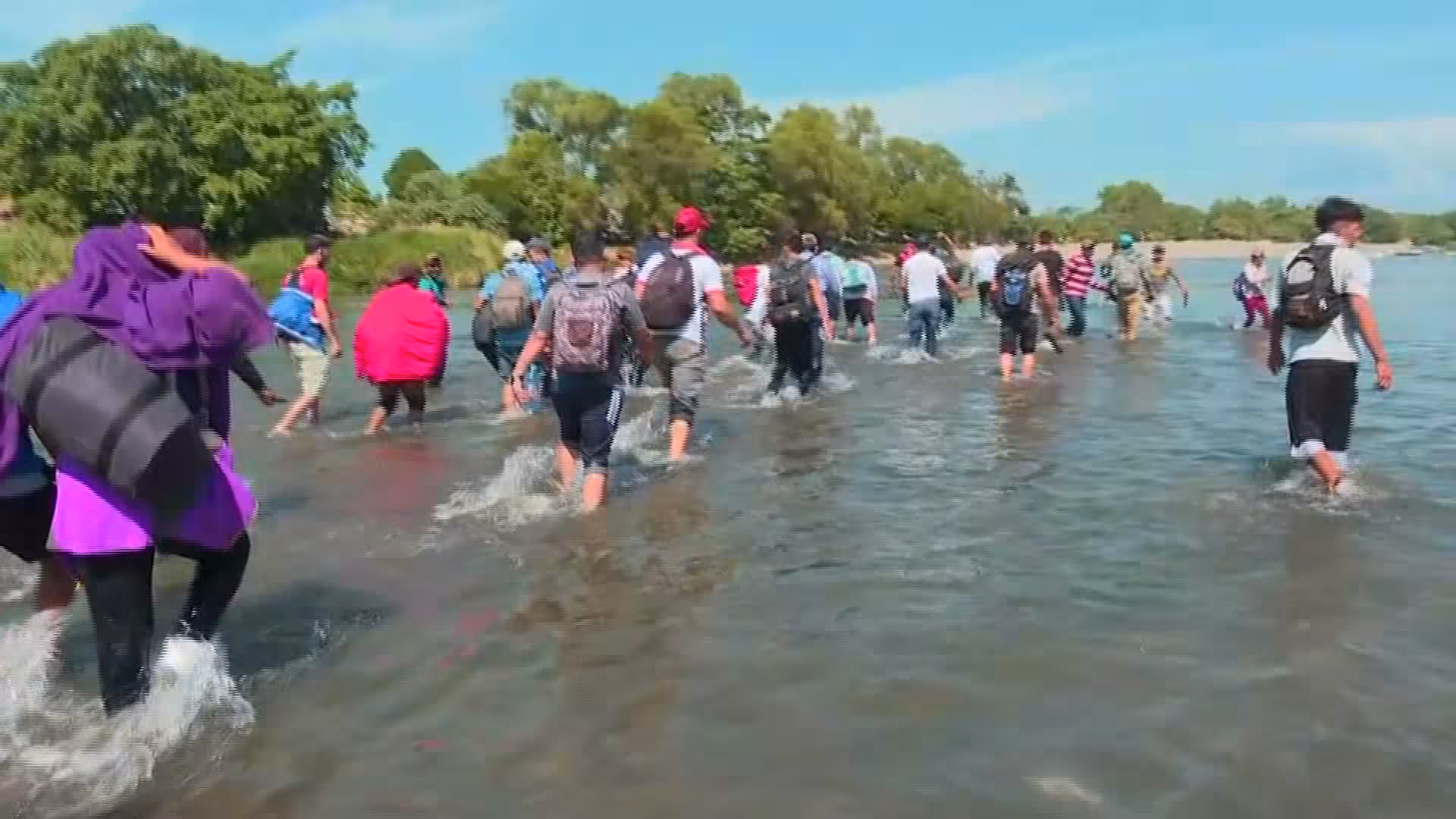 Migrantes aprovechan bajo nivel del Río Suchiate para cruzar hacia México; además, no hay vigilancia de autoridades, dicen