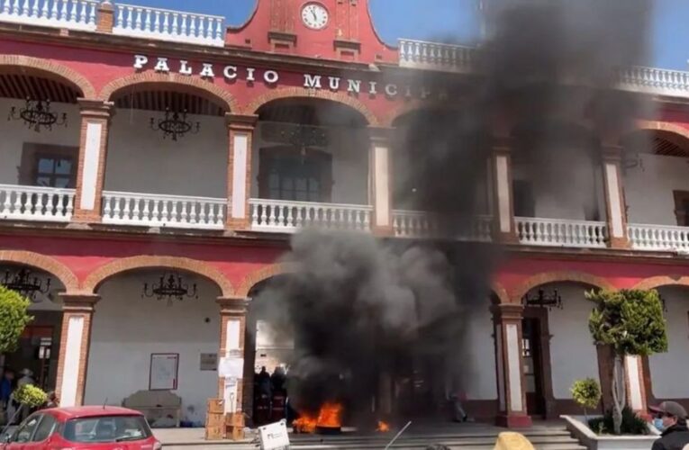 Protestan frente a Palacio Municipal de Otumba por inacción ante incendios forestales