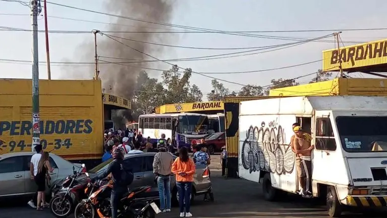 Mueren tres personas al desplomarse helicóptero en Avenida del Imán