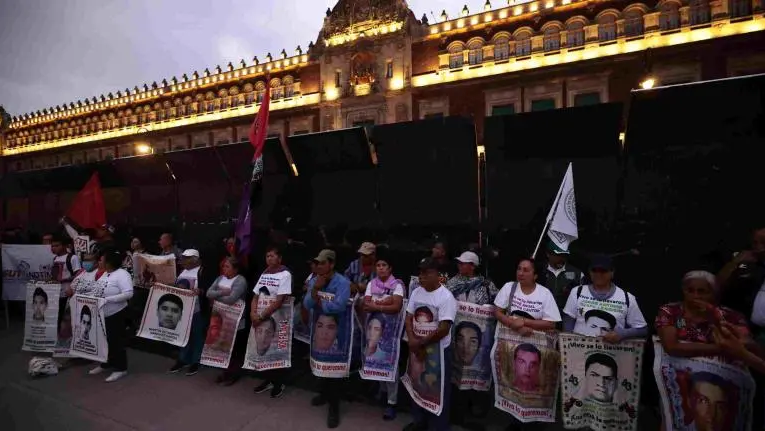 Padres de los 43 de Ayotzinapa instalan plantón; exigen reunión con AMLO