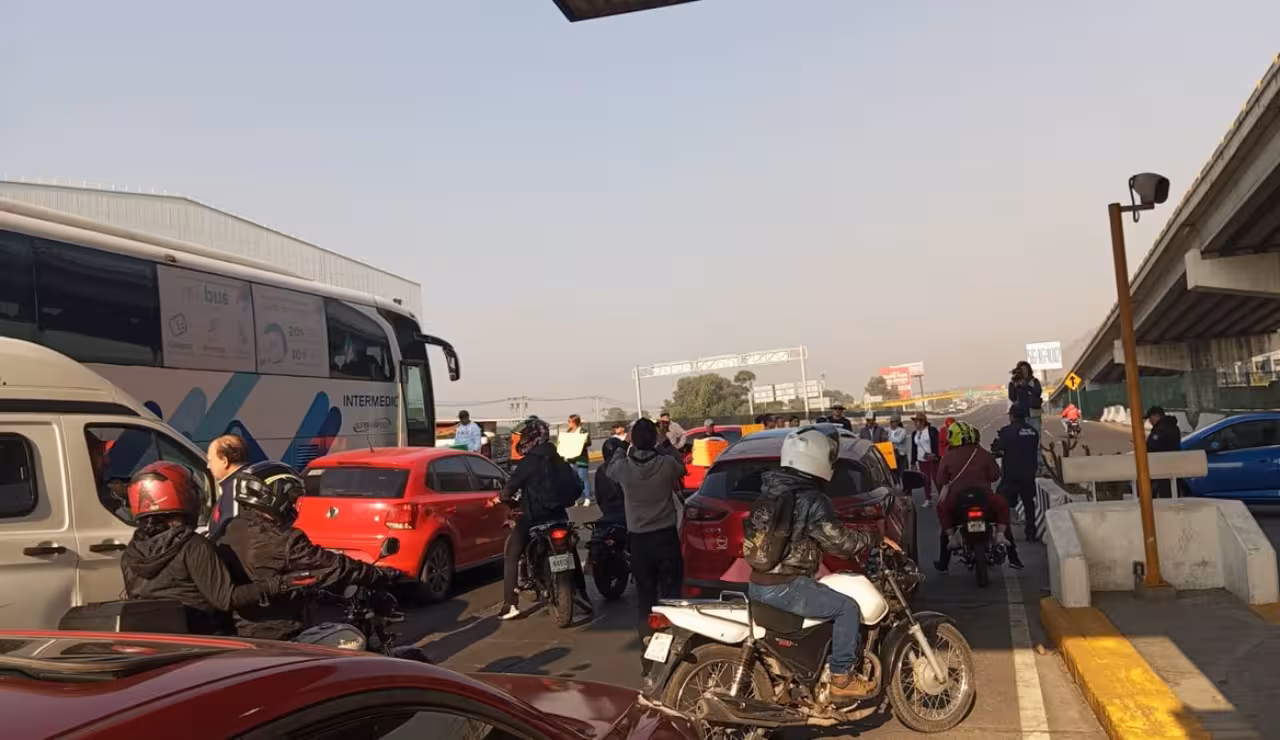 Cierran caseta México-Chalco y provoca caos