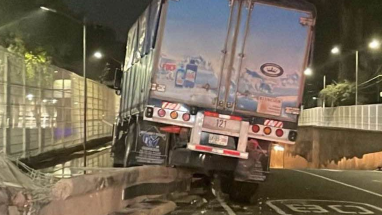 Camión cargado de jabón se impacta contra muro en San Antonio Abad