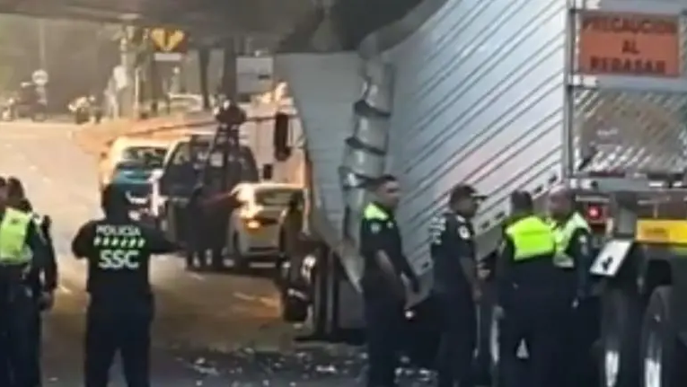 Tráiler rompe su caja al pasar por el bajo puente en Viaducto y Eje Central