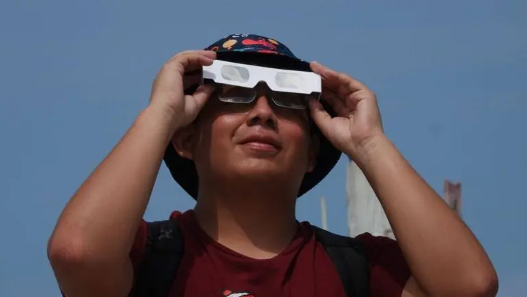 Se acaban lentes de la SSC para ver el eclipse solar; así se oscurecerá la CDMX