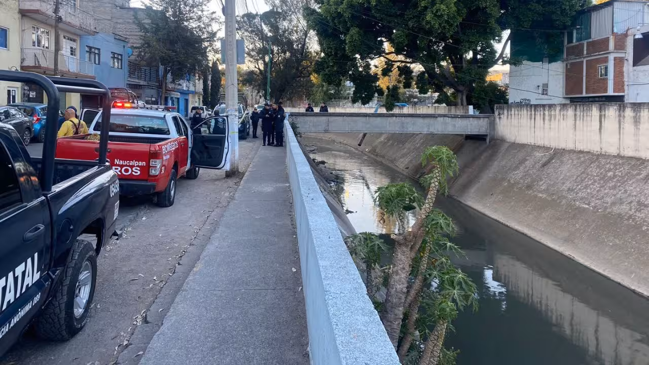 Encuentran cuerpo flotando en canal de aguas negras en Naucalpan