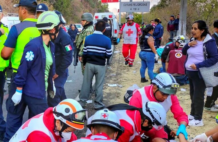 Entregan a familiares los cuerpos de 12 peregrinos tras accidente en Malinalco