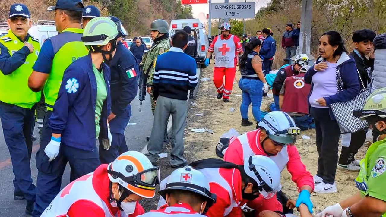 Entregan a familiares los cuerpos de 12 peregrinos tras accidente en Malinalco