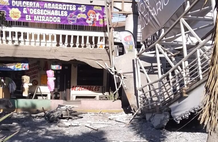 Grúa derriba puente peatonal en San Nicolás de los Garza; varios heridos