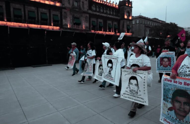 Exigen justicia, familiares de desaparecidos de Ayotzinapa. Continúa plantón en la CDMX.