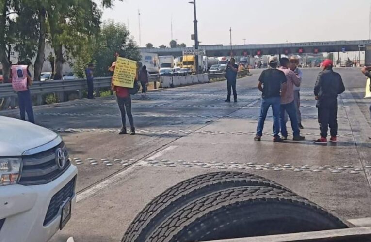 Manifestantes bloquean caseta de Tepotzotlán