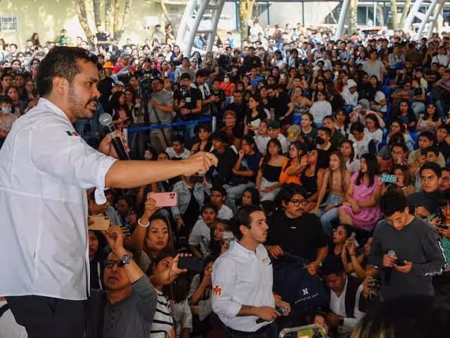Enfrentó Máynez abucheos y críticas en la UAM Xochimilco