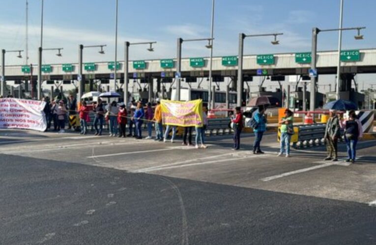 Vecinos de Ecatepec bloquean la caseta de Ojo de Agua por falta de agua potable