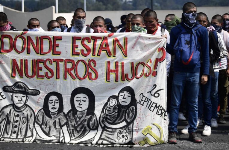 Padres de los 43 de Ayotzinapa convocan a boicot electoral para exigir justicia