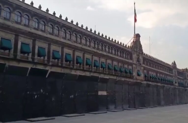 Por posibles provocadores en protestas de Ayotzinapa, AMLO justifica blindaje a Palacio Nacional