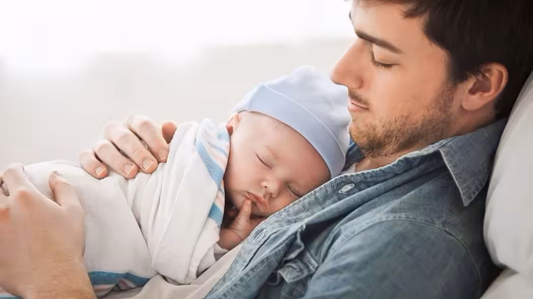 Tribunal Colegiado declara fundado recurso de queja para que un padre goce de licencia de paternidad por dos meses