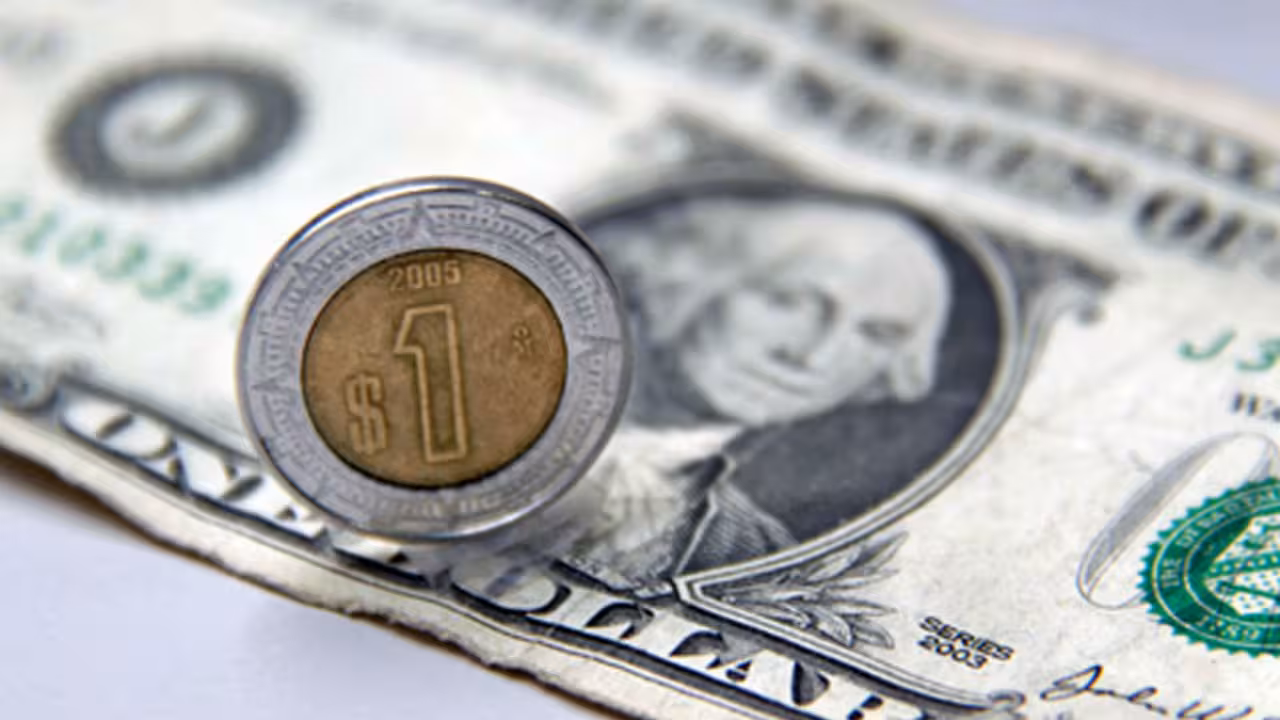 Peso mexicano se fortalece un 1% frente al dólar