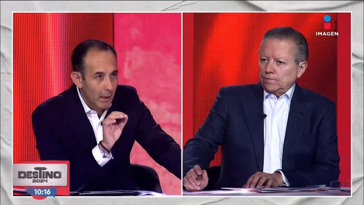 En encendido posdebate, Roberto Gil y Arturo Zaldívar se dieron hasta con la cubeta.