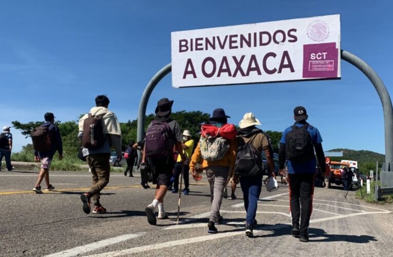 Primer grupo de 300 personas del “viacrucis migrante 2024” llega a tierras oaxaqueñas; fueron amenazados por encapuchados; los siguen otros dos mil