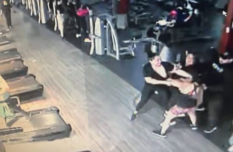 A mordidas, mujer arranca dedo a otra mujer en gimnasio de Monterrey