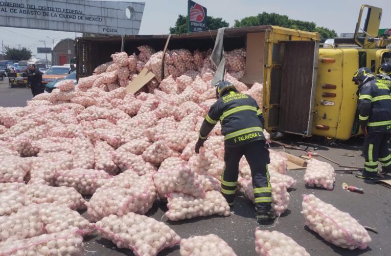 Vuelca camión con 22 toneladas de cebollas en la Central de Abasto