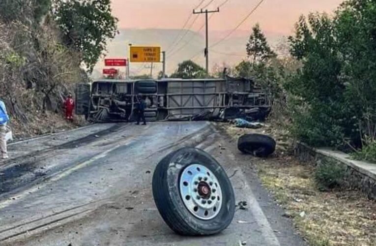 Vuelca camión con peregrinos en carretera de Malinalco; hay al menos 18 muertos