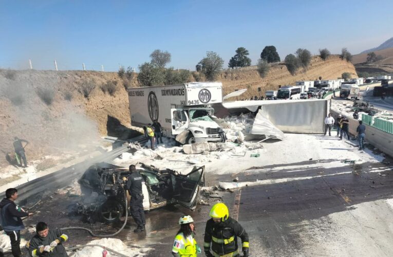 Accidente en la México-Puebla deja tráiler volcado y auto calcinado; hay 1 muerto y heridos