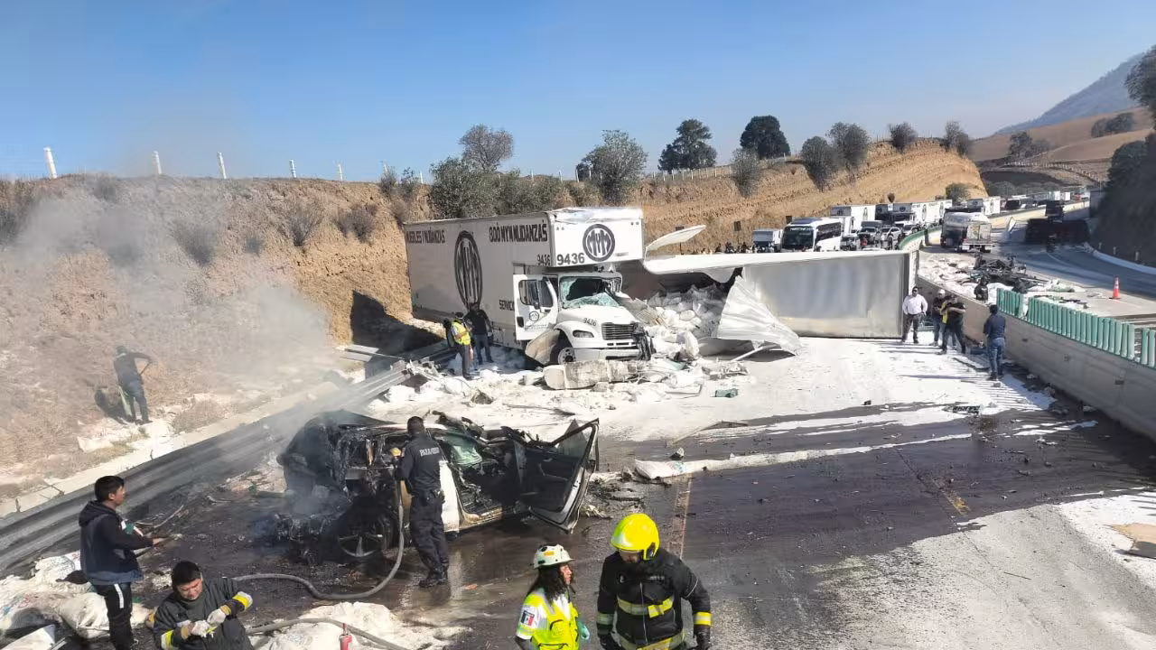 Accidente en la México-Puebla deja tráiler volcado y auto calcinado; hay 1 muerto y heridos