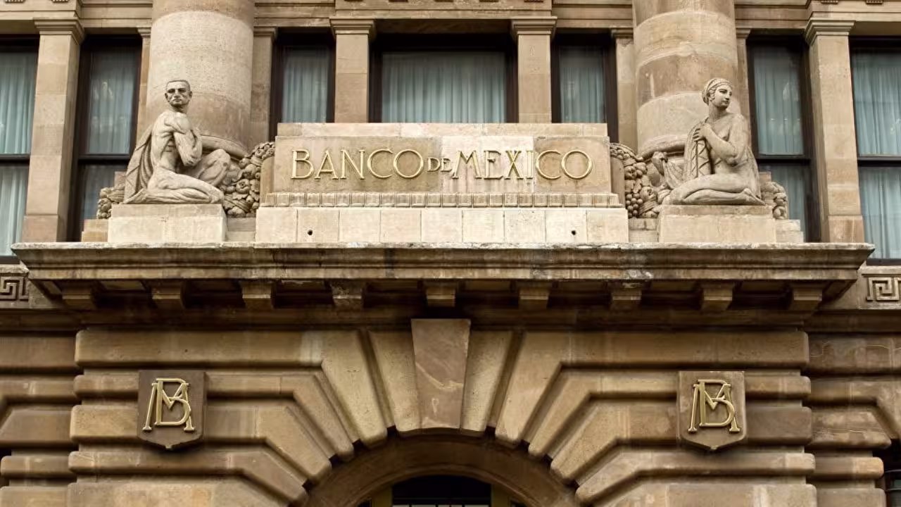 Banxico recorta pronóstico de crecimiento económico