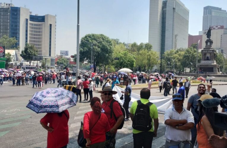 Maestros bloquean Paseo de la Reforma e Insurgentes