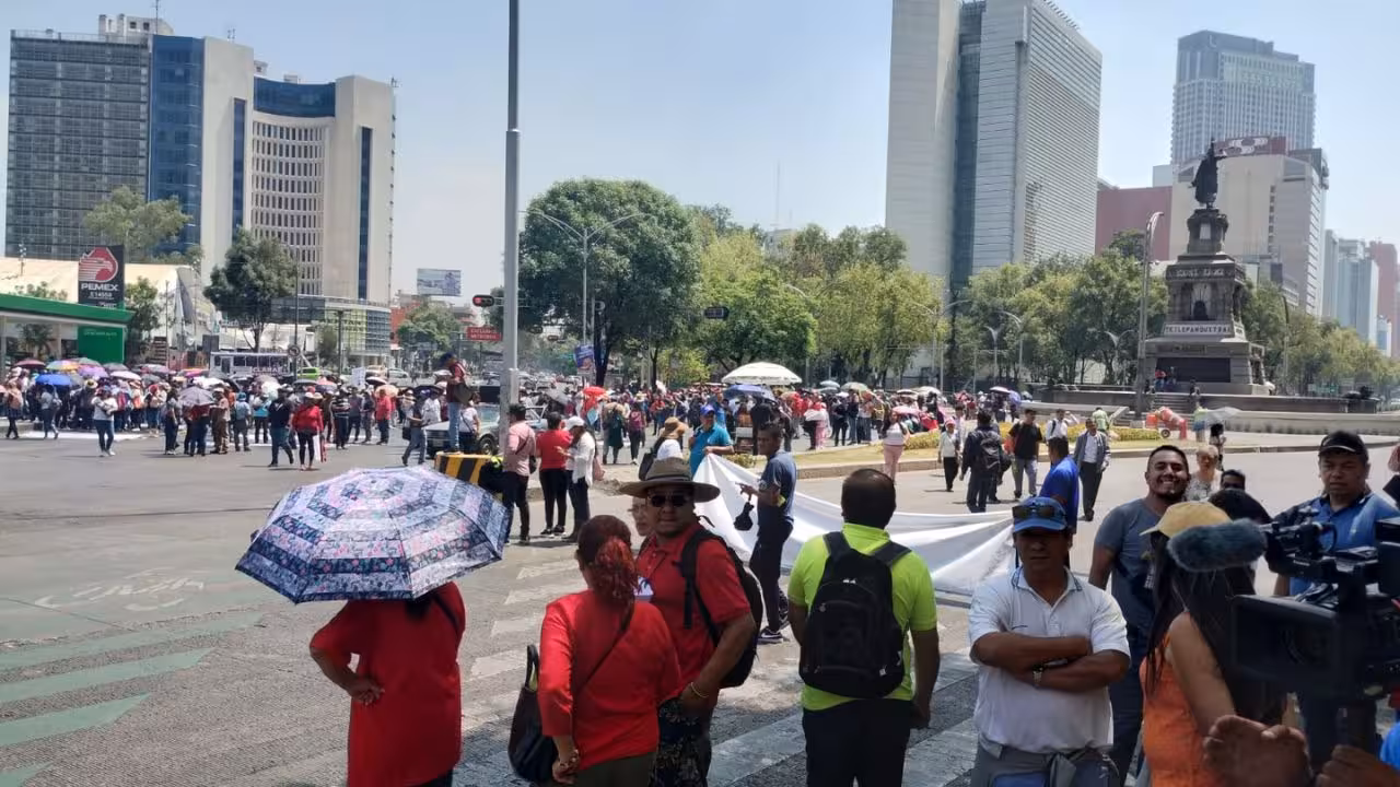 Maestros bloquean Paseo de la Reforma e Insurgentes