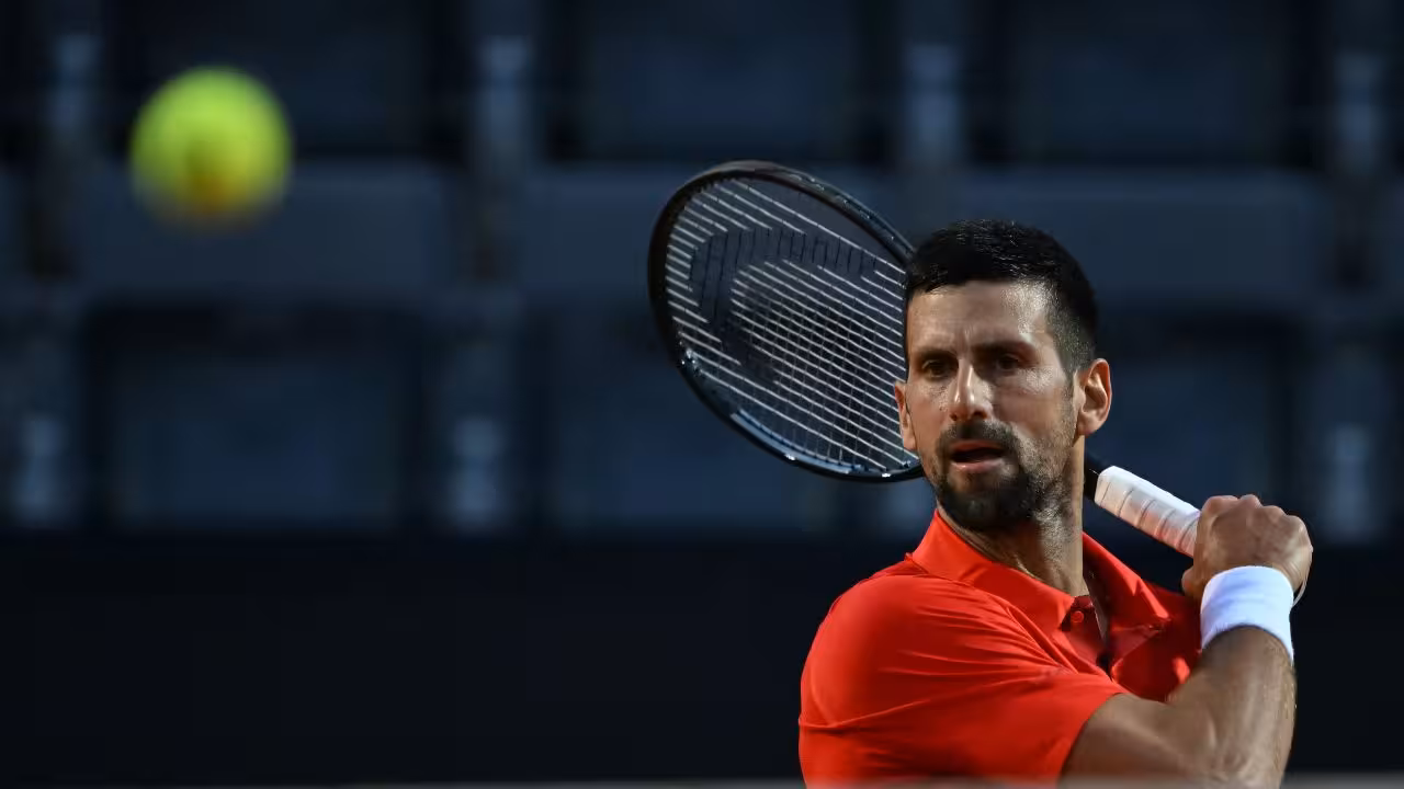 Tenista Novak Djokovic es golpeado con botella tras triunfar en Roma